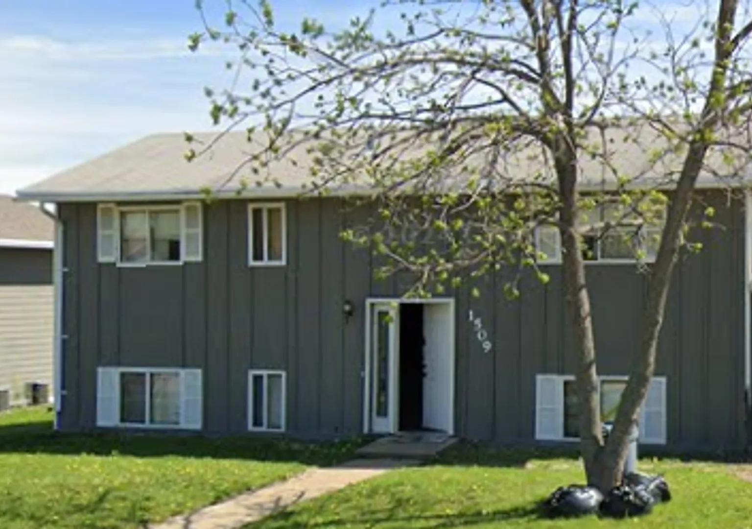 1509 E Bennett St — Photo 1