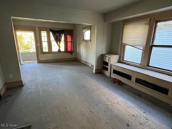 4th image of 9528 Manor Ave