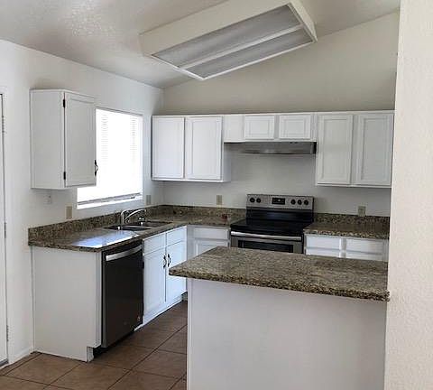 3rd image of 1740 E Shasta St