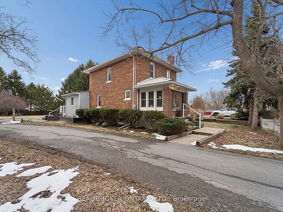 3rd image of 89 Rose Glen Rd N
