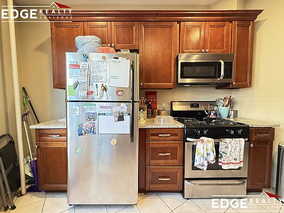 3rd image of 136 Sutherland Rd #1