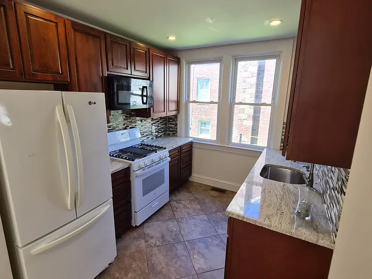225 Hudson Pl #1 — Photo 4