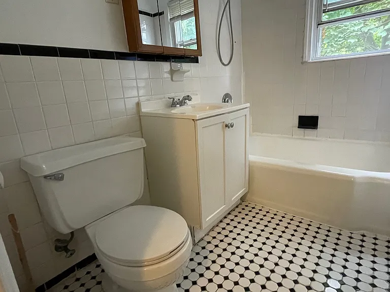 581 Thomas St — Photo 18