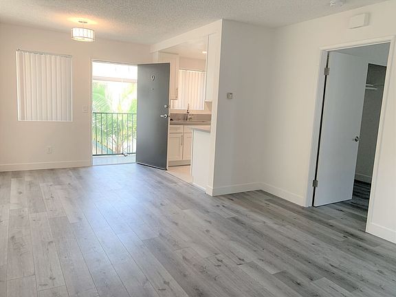 2nd image of 1224 S Kenmore Ave APT 9