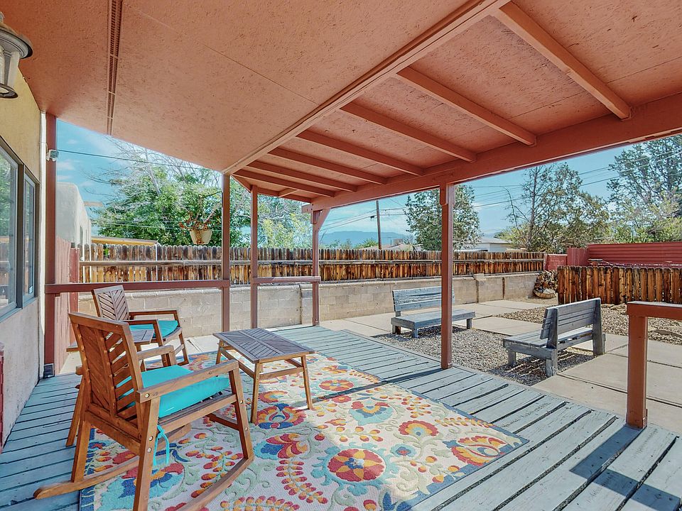 1st image of 940 Palomas Dr SE