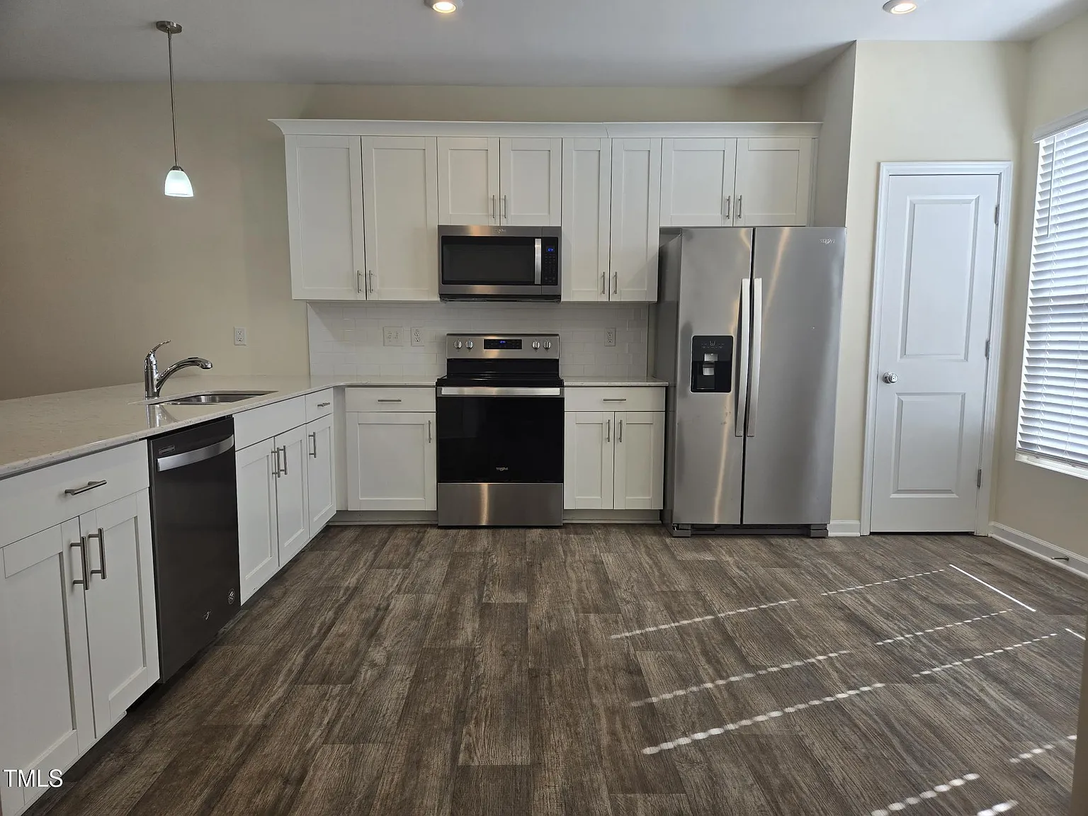 3 bed, 2.5 bath, 1407 sqft, $1,725 — Photo 2