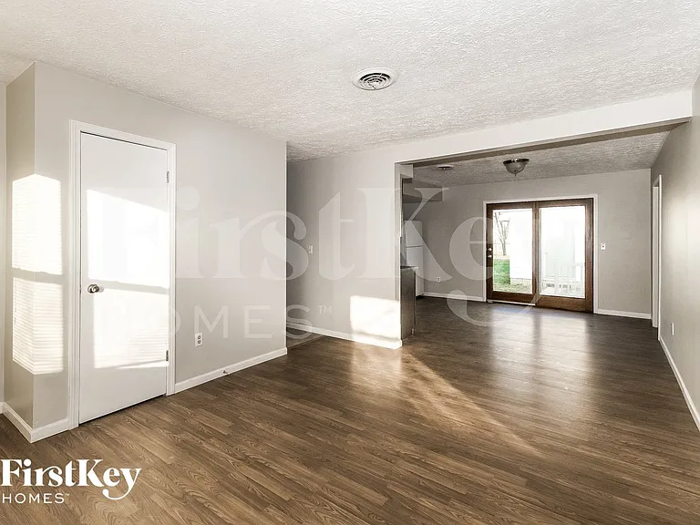 1032 E 3rd St — Photo 6