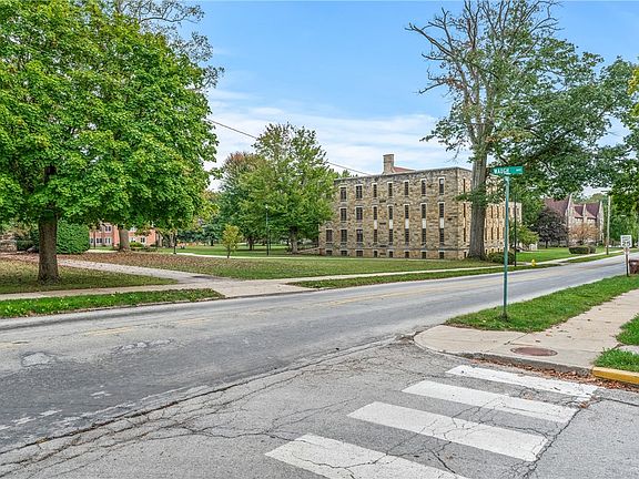 3rd image of 303 S New Castle St