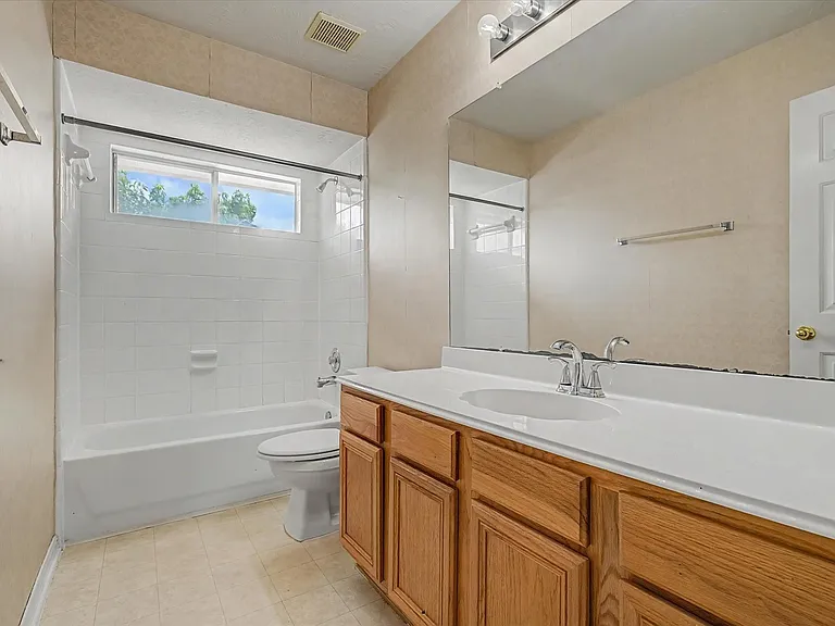 10840 Sycamore Dr N — Photo 38
