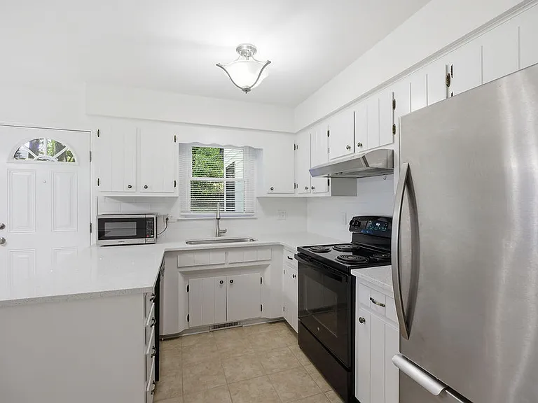 102 Chevis Dr — Photo 12