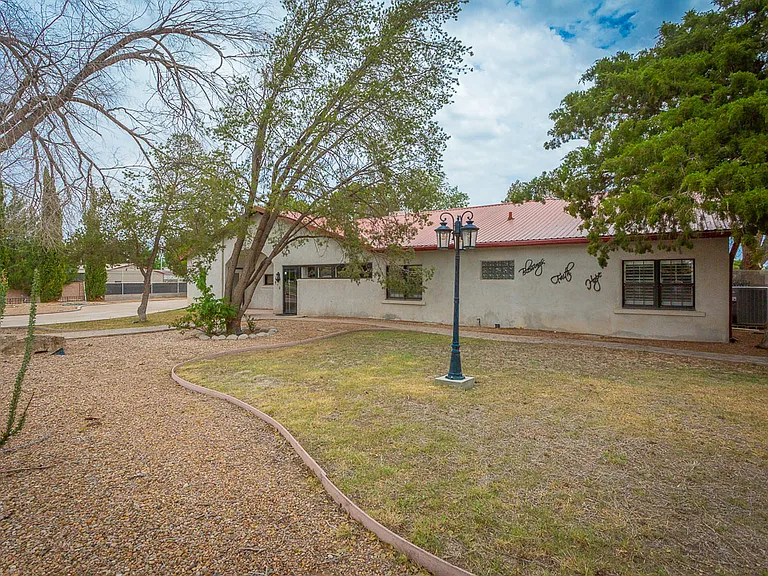 610 W Hermosa Dr — Photo 2