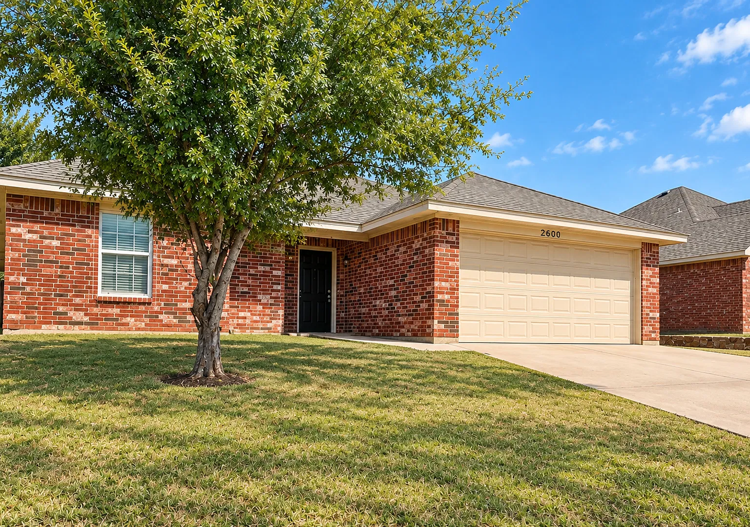 Spacious Home With Open Concept And Large Backyard — Photo 1