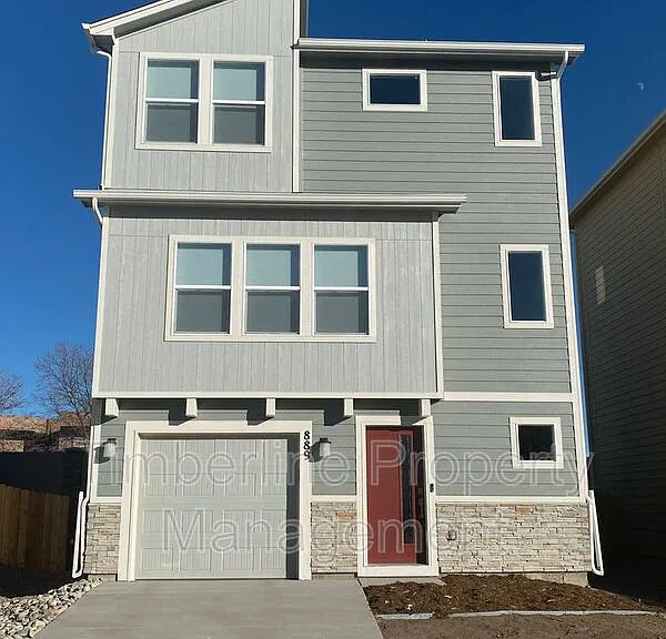 889 Grissom Dr — Photo 2
