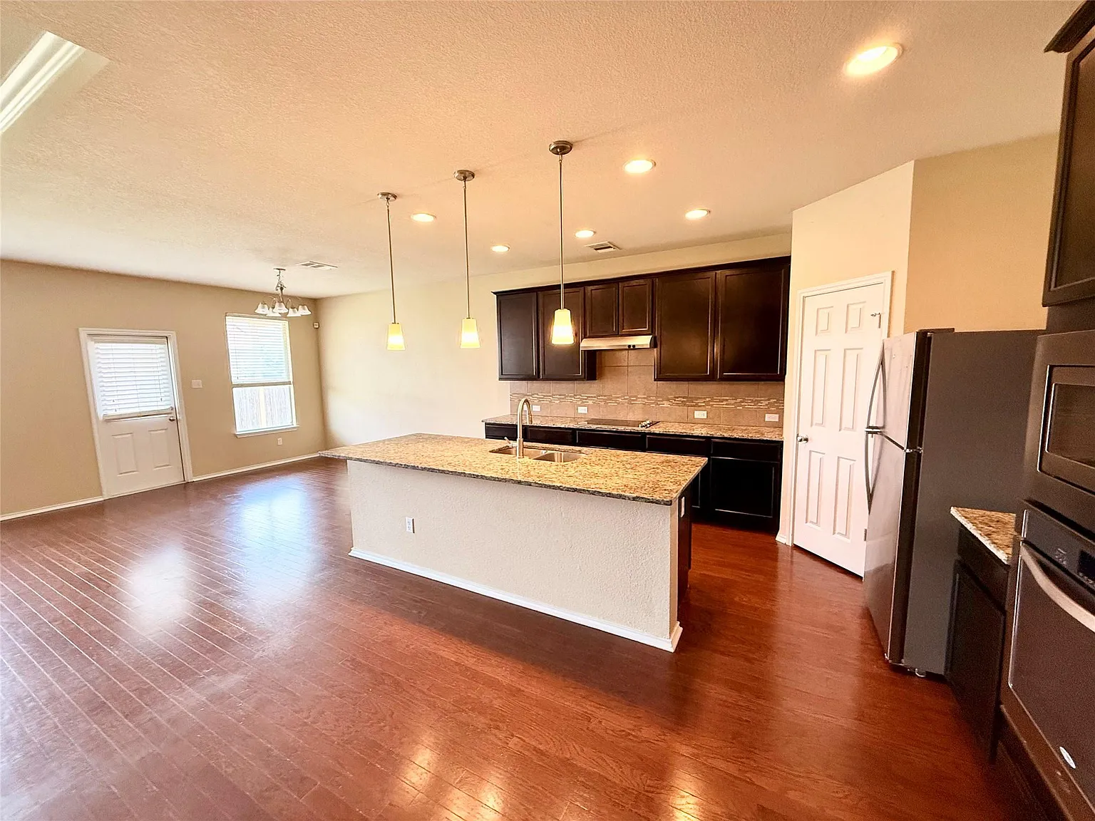 5 bed, 3.5 bath, 3265 sqft, $2,295 — Photo 2