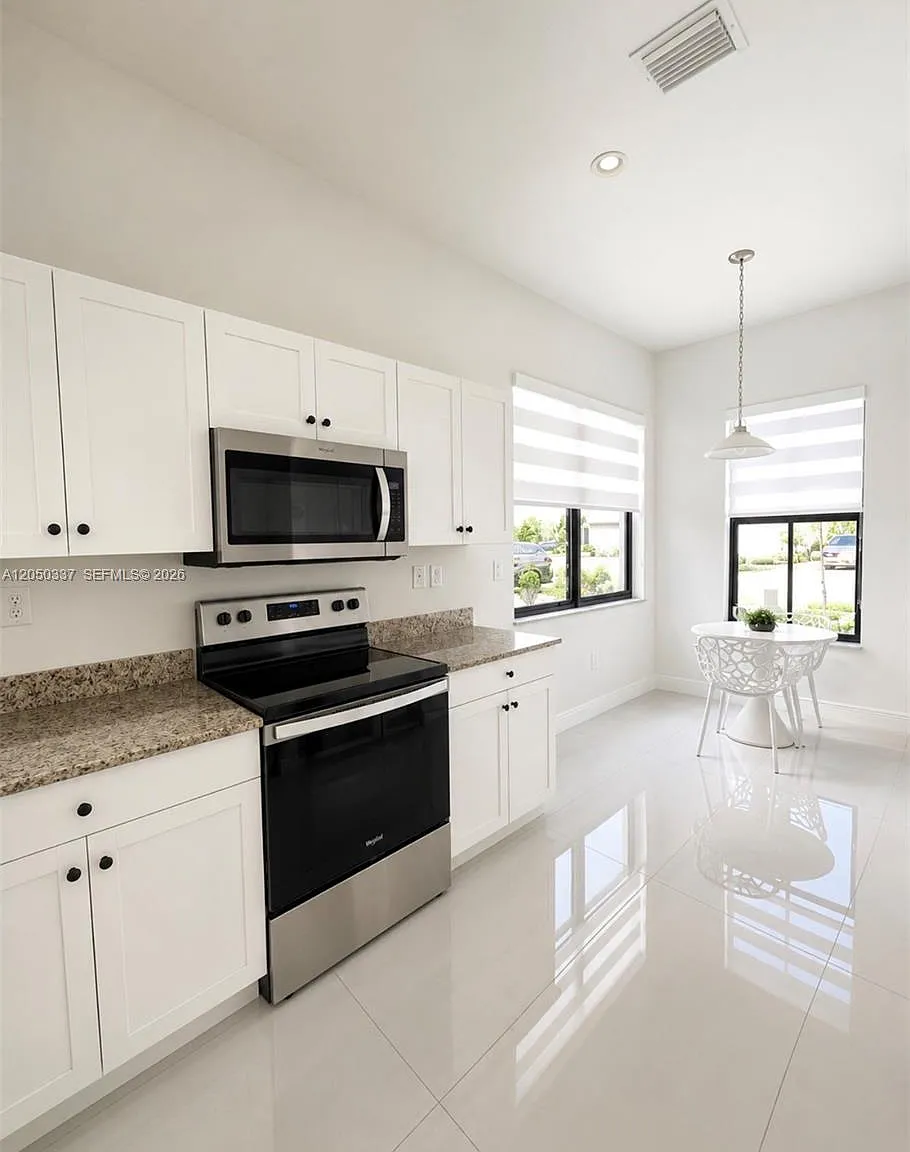 4 bed, 3.5 bath, 2260 sqft, $2,800 — Photo 3