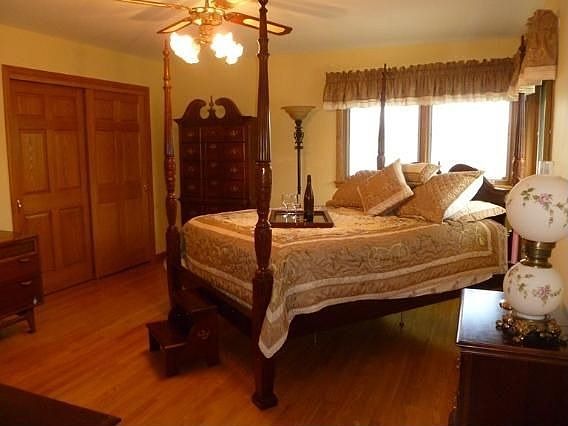 5th image of 2370 Hillsdale Dr W