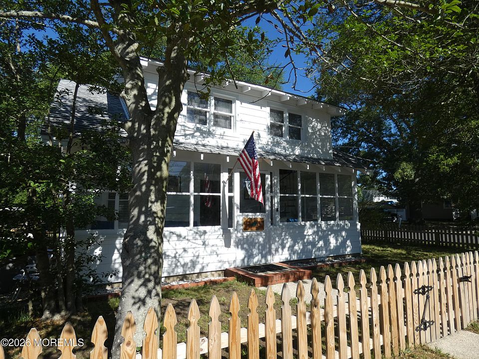 1st image of 220 Garfield Avenue