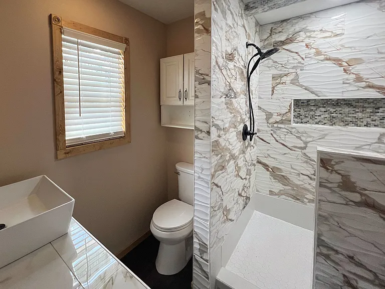 Another angle of this up to date bathroom!
