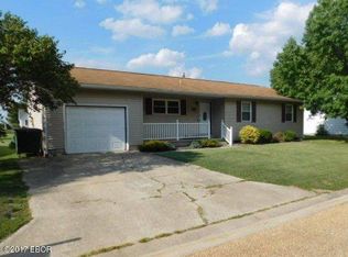 118 Chatham Dr, Salem, IL 62881