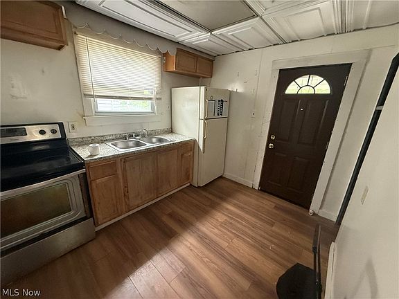 4th image of 14318 Alder Ave