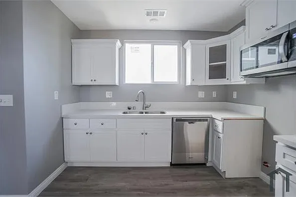 5 bed, 2000 sqft, $3,900 — Photo 2