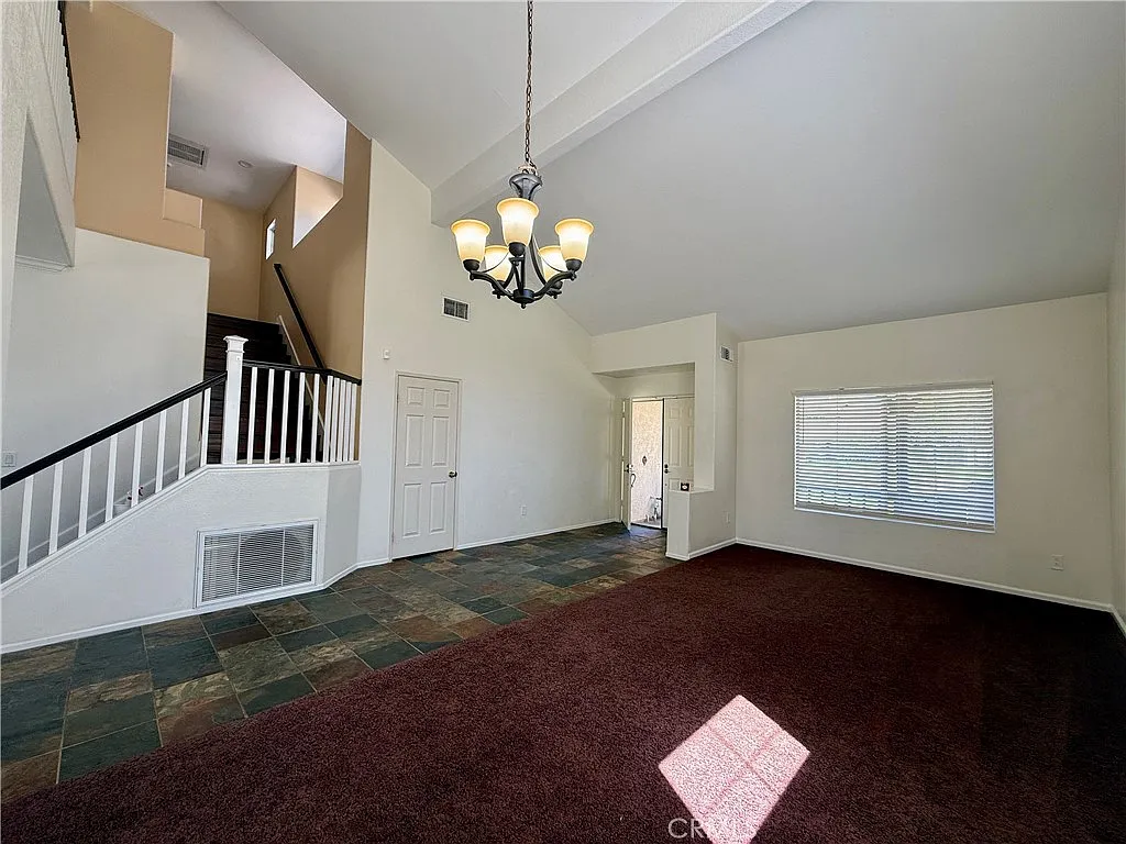 5 bed, 2496 sqft, $4,000 — Photo 2