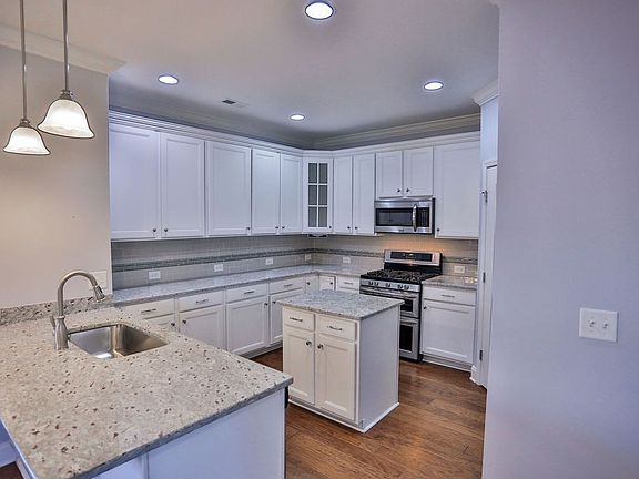 3rd image of 114 Bellingdon Dr