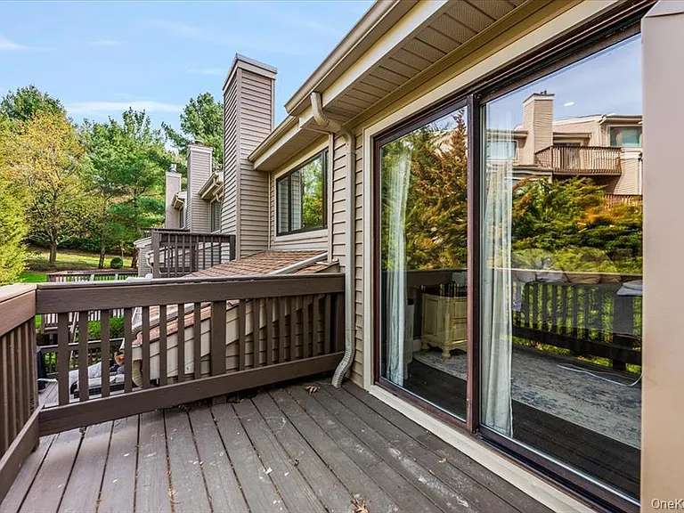 98 Lisa Dr — Photo 17