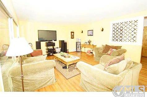 3rd image of 5956 Woodlake Ave