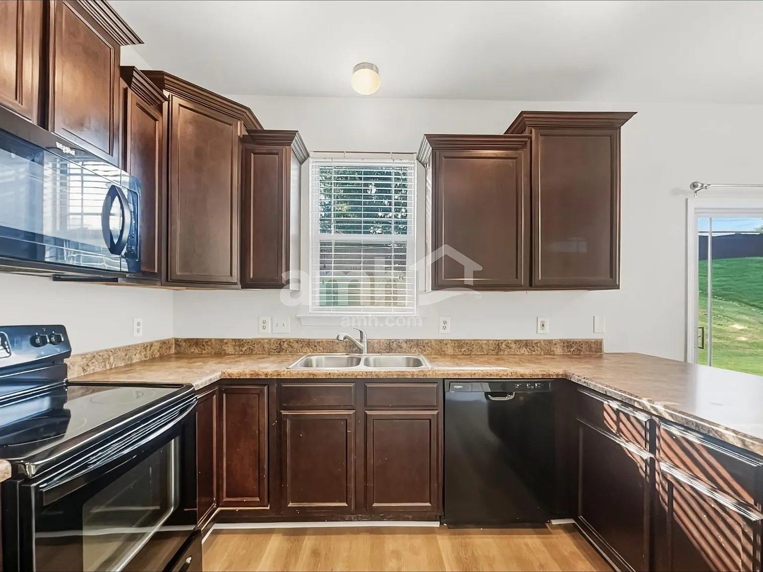 4 bed, 2.5 bath, 1950 sqft, $2,140 — Photo 3