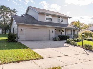 1255 Highpoint Ln, Waukesha, WI 53189