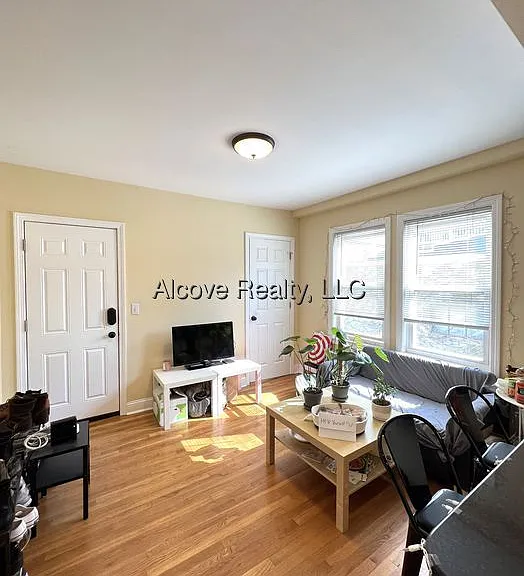 Silvey Pl — Photo 1