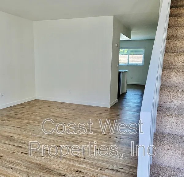1178 Cypress Ave — Photo 2