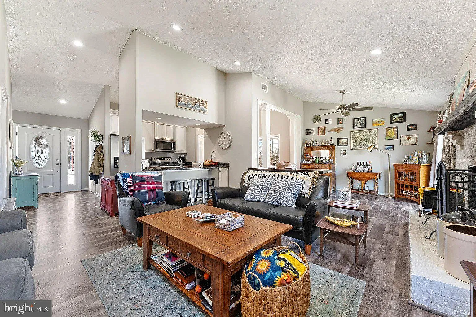 3 bed, 2.0 bath, 1408 sqft, $3,100 — Photo 4