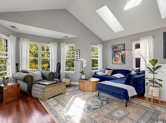 2nd image of 643 W Elm St #C