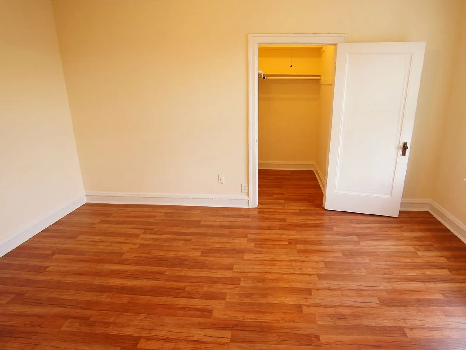 2534 N Sawyer Ave — Photo 1