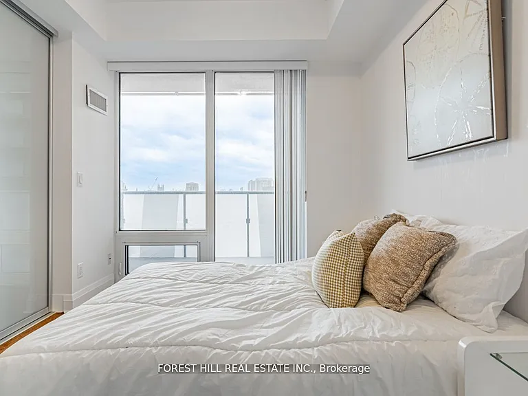 1080 Bay St #505 — Photo 17