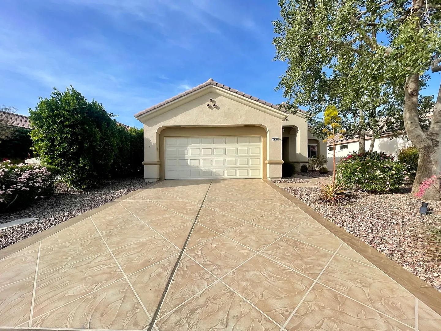 Available Now! 2 Bedroom 2 Bathroom Home In 55+ Sun City Community In Palm Desert ! — Photo 2