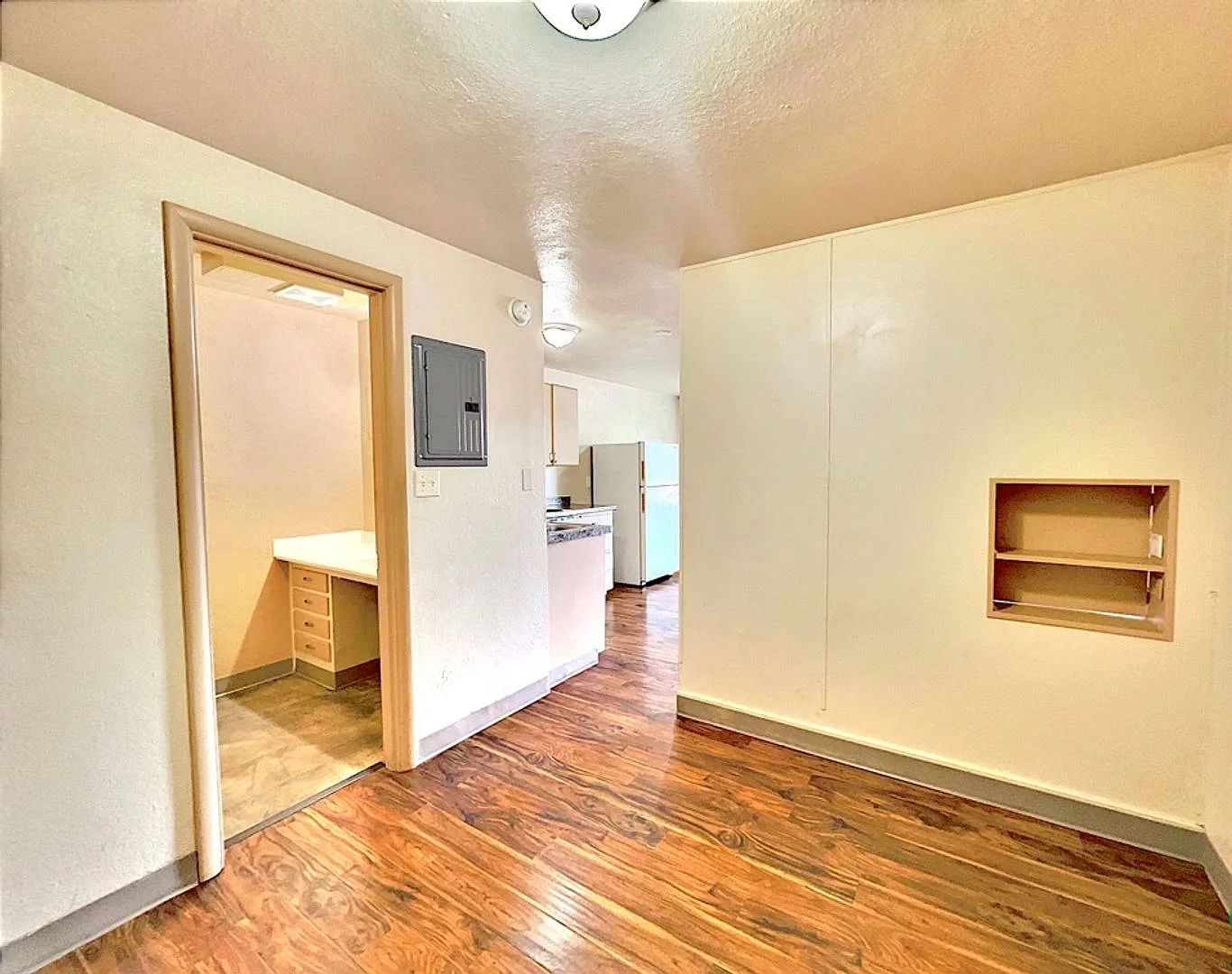 Centennial Court — Photo 2