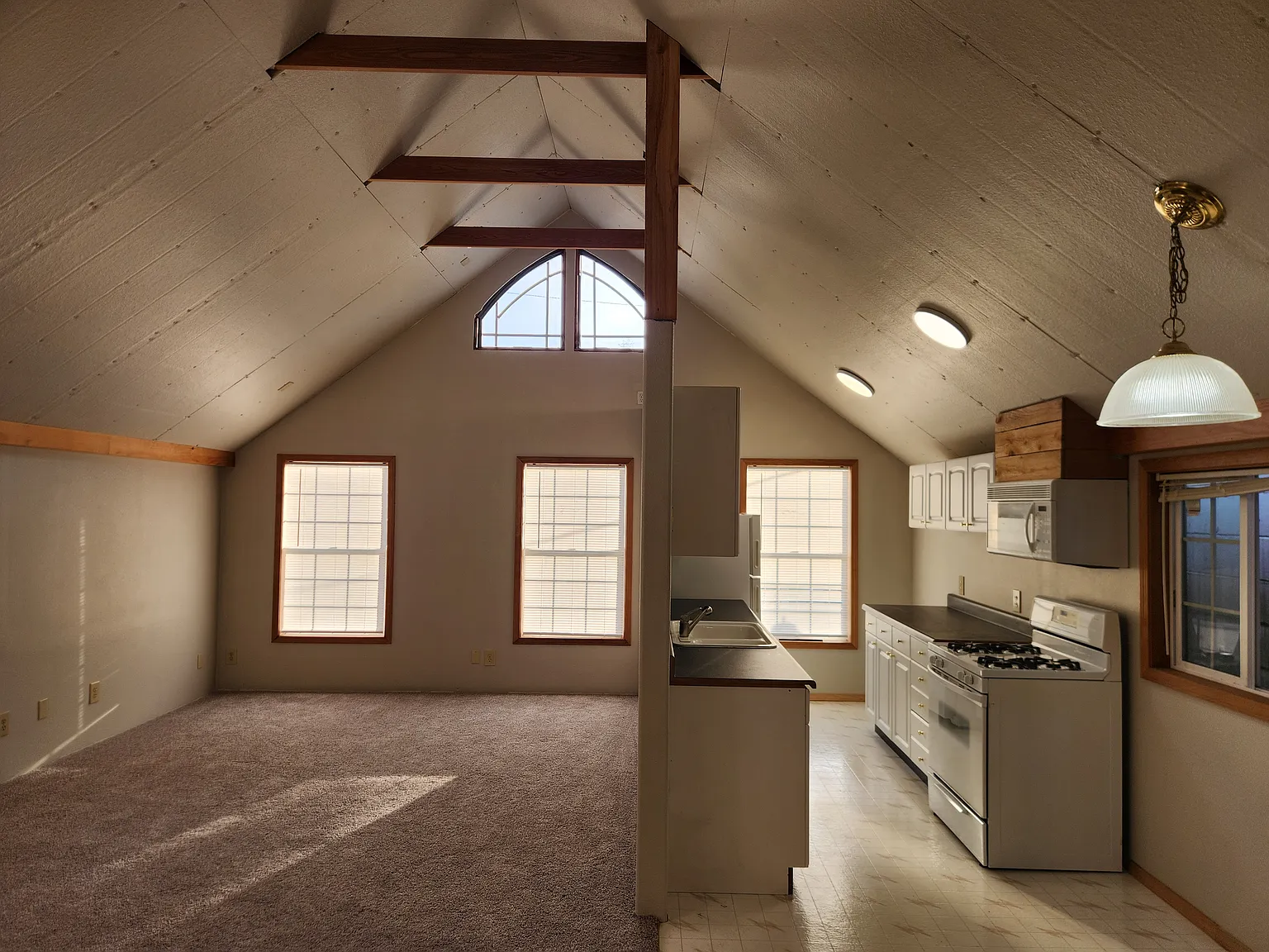 3 bed, 1250 sqft, $2,100 — Photo 3