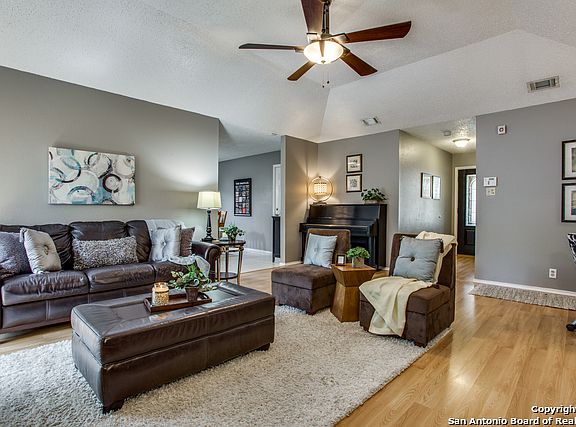 3rd image of 8515 Chimneyhill St
