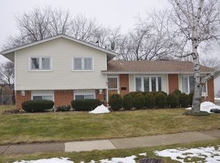 270 Cottonwood Dr, Elk Grove Village, IL 60007
