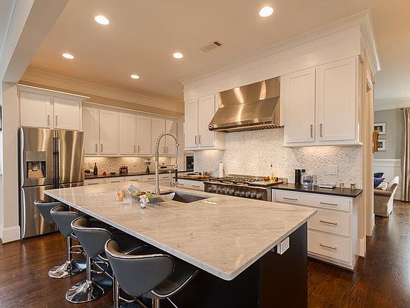 3rd image of 555 Bishop Way NE
