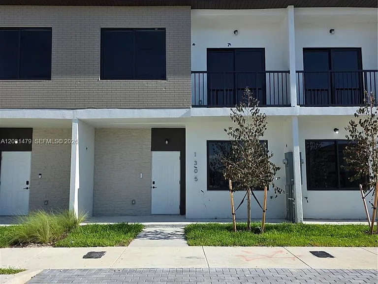 1305 NW 4th Ter #1305 — Photo 1