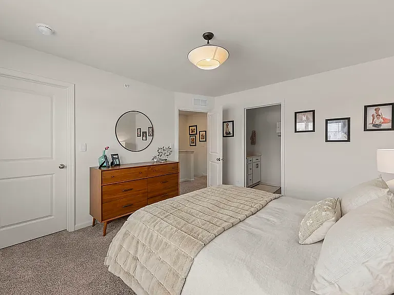 3 bed, 1827 sqft, $3,350 — Photo 3
