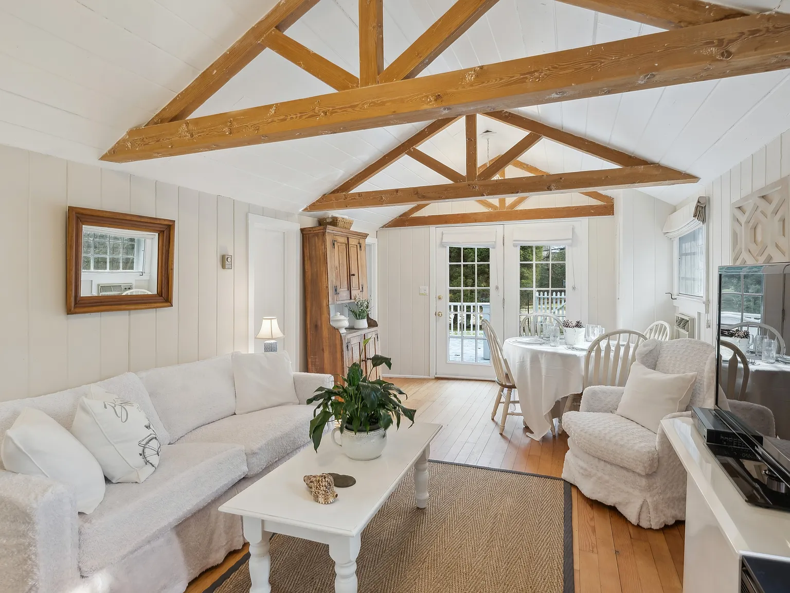 Wainscott South Renovated Cottage Available for Rent — Photo 4