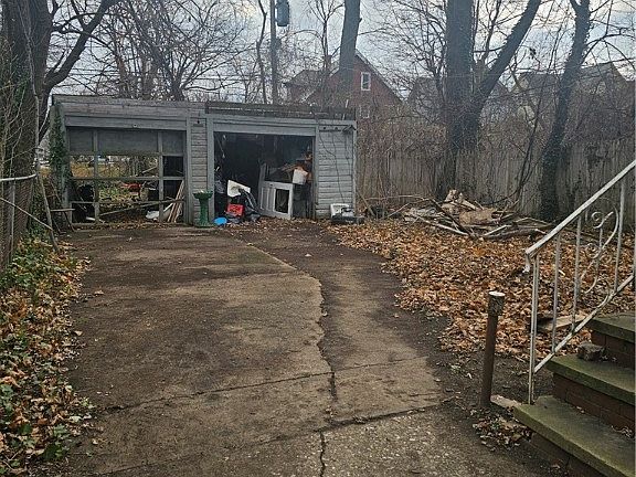 4th image of 13518 Beaumont St