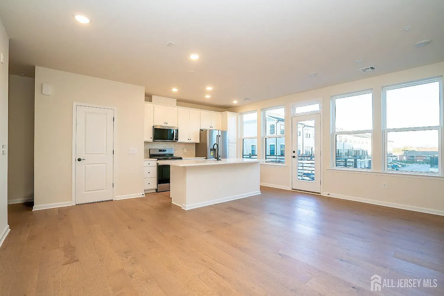 3 bed, 2.5 bath, 1654 sqft, $4,000 — Photo 2