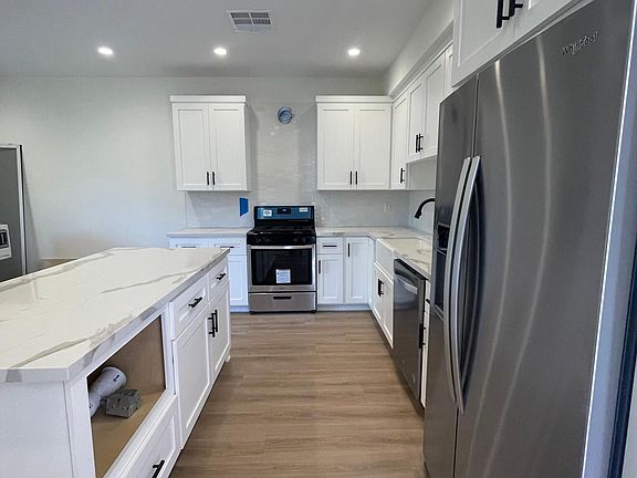 3rd image of 5148-50 Chateau Dr