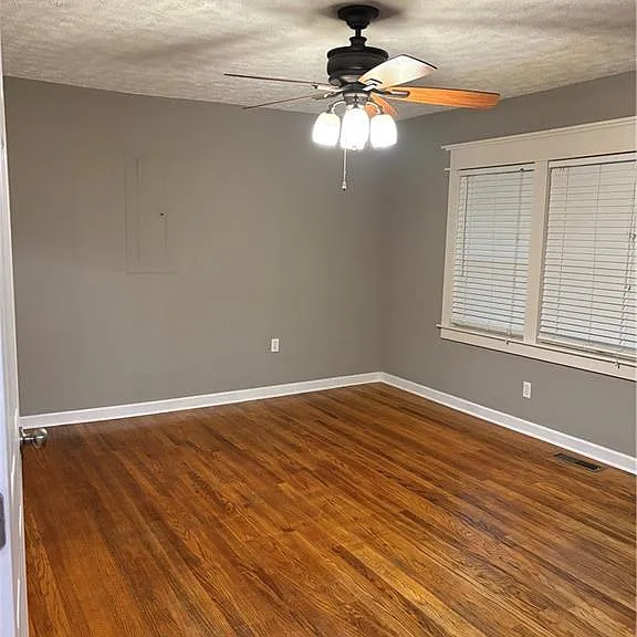 111 E Belmont Dr — Photo 5